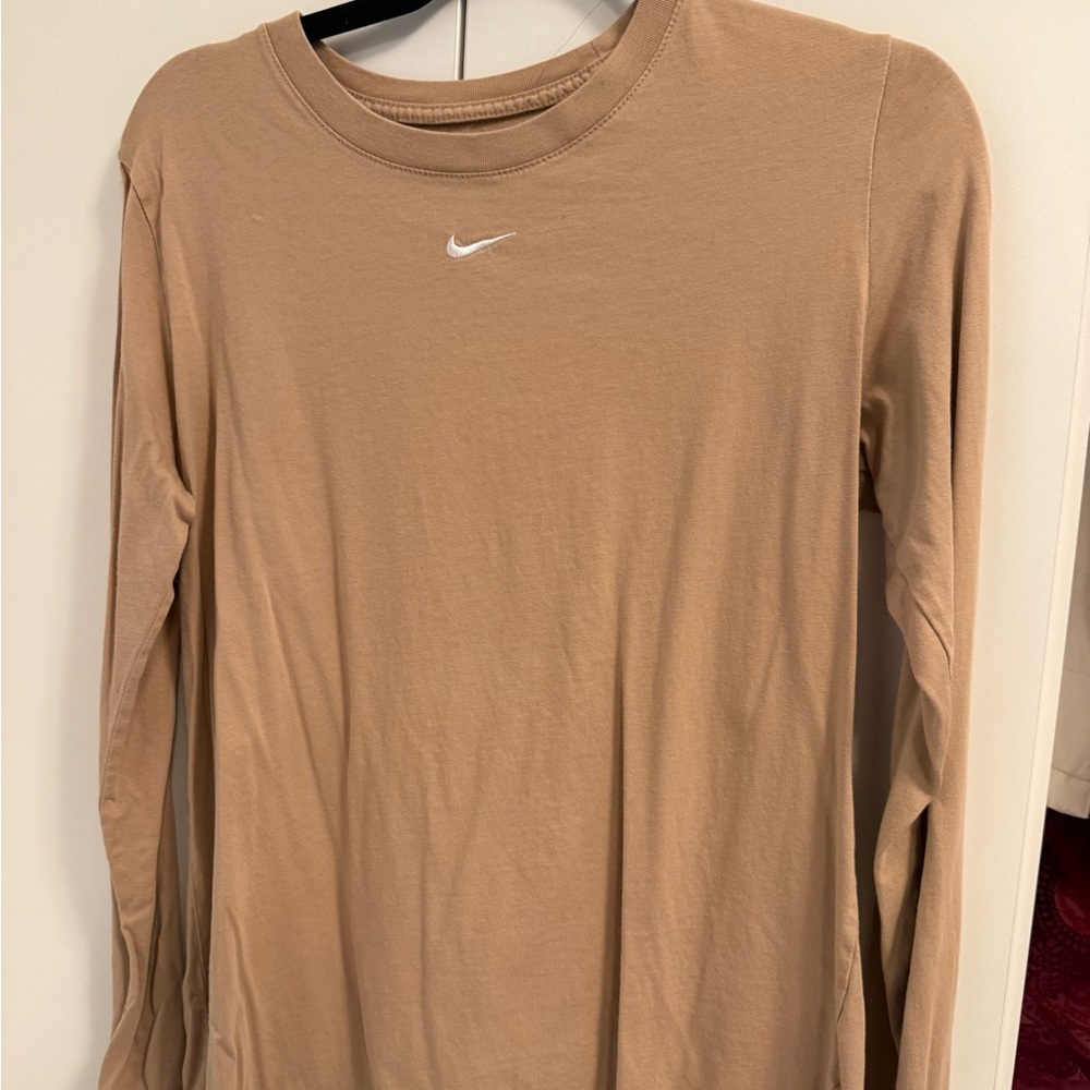 Nike Women’s Sportswear Essential Long-Sleeve Tee - Tan
Large